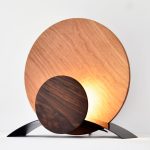 lampe ronde en bois naturel et métal à la chaleur douce