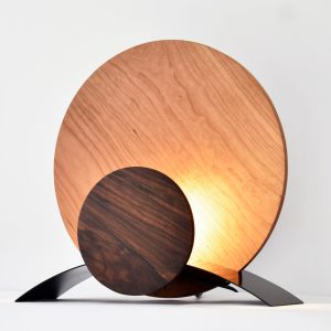 lampe ronde en bois naturel et métal à la chaleur douce