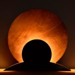 lampe eclairant un mur avec un faisseau lumineux chaleureux