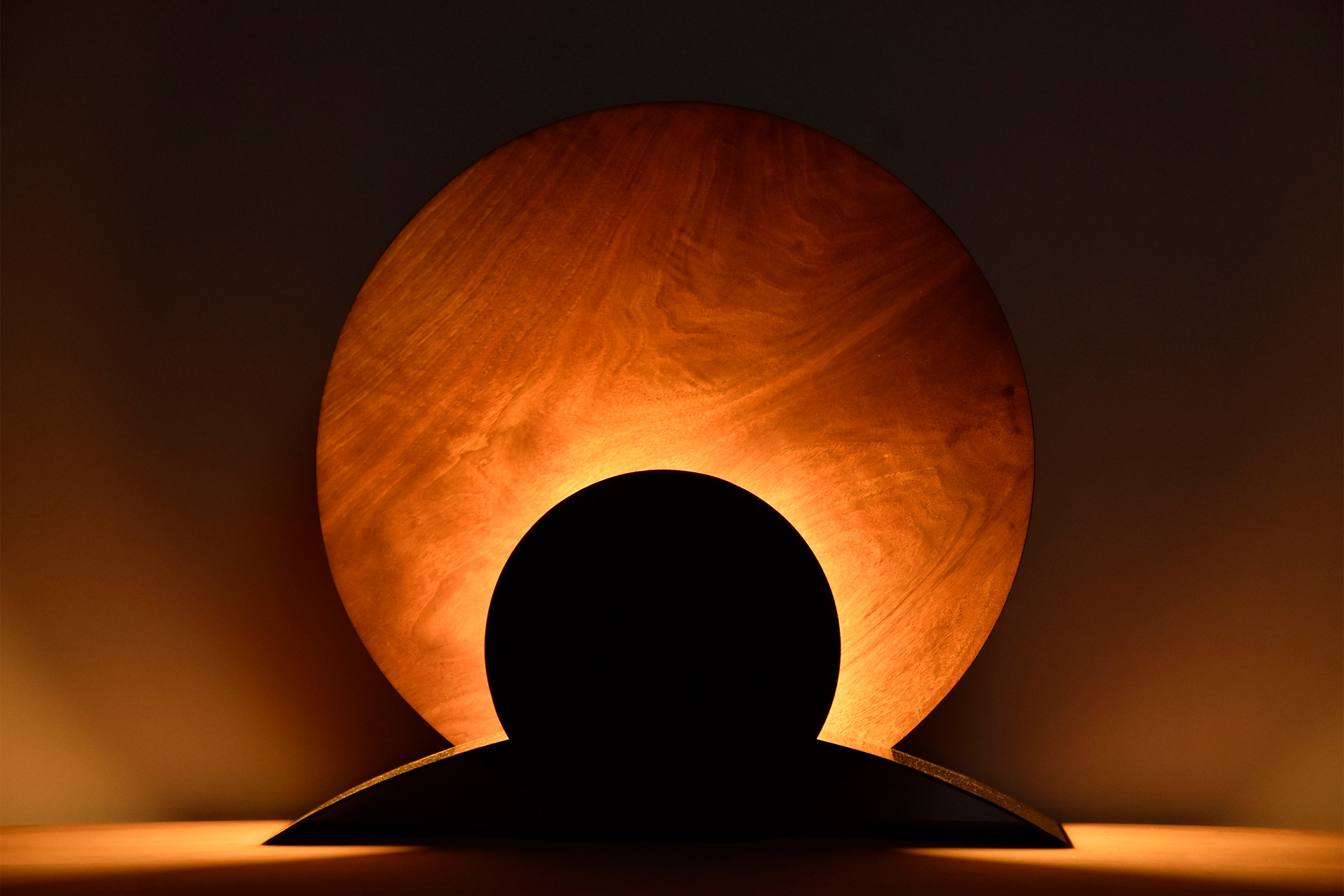 lampe eclairant un mur avec un faisseau lumineux chaleureux