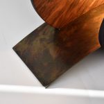 gros plan sur le socle en métal brunit d'une lampe a poser