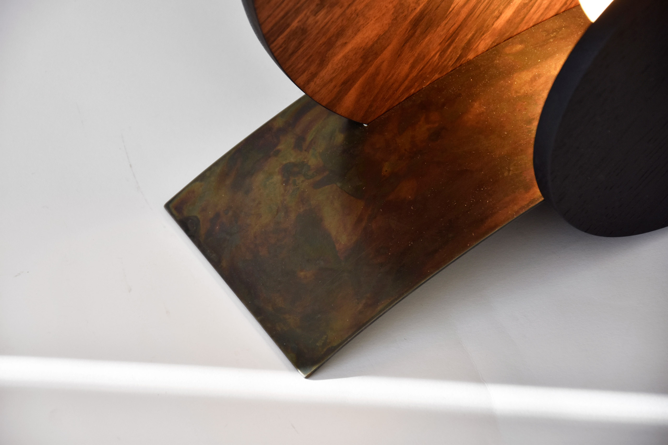 gros plan sur le socle en métal brunit d'une lampe a poser