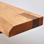 detal d'un plateau de bois de cerisier avec des inserts de marquetterie en bois exotiques