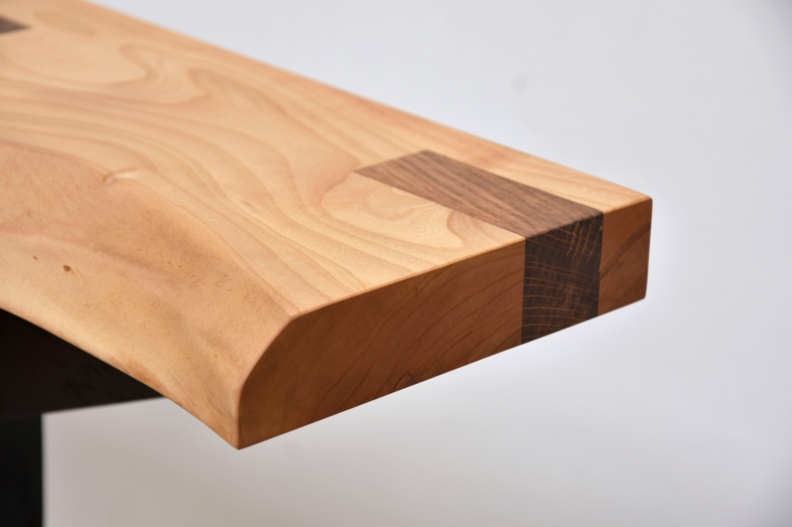 detal d'un plateau de bois de cerisier avec des inserts de marquetterie en bois exotiques