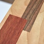 detal d'un plateau de bois de cerisier avec des inserts de marquetterie en bois exotiques
