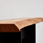 plateau d'un meuble en bois avec un bord naturel