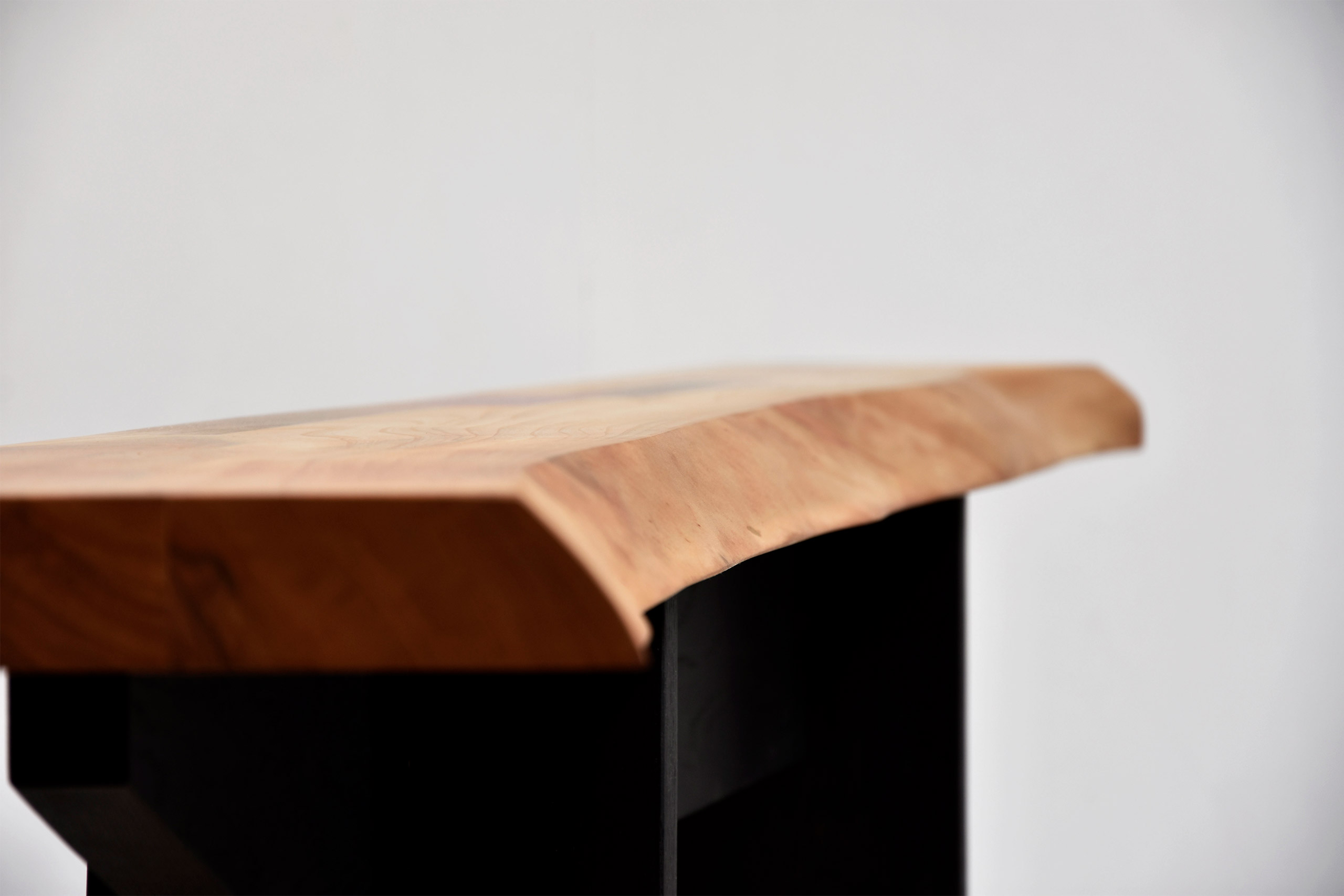 plateau d'un meuble en bois avec un bord naturel