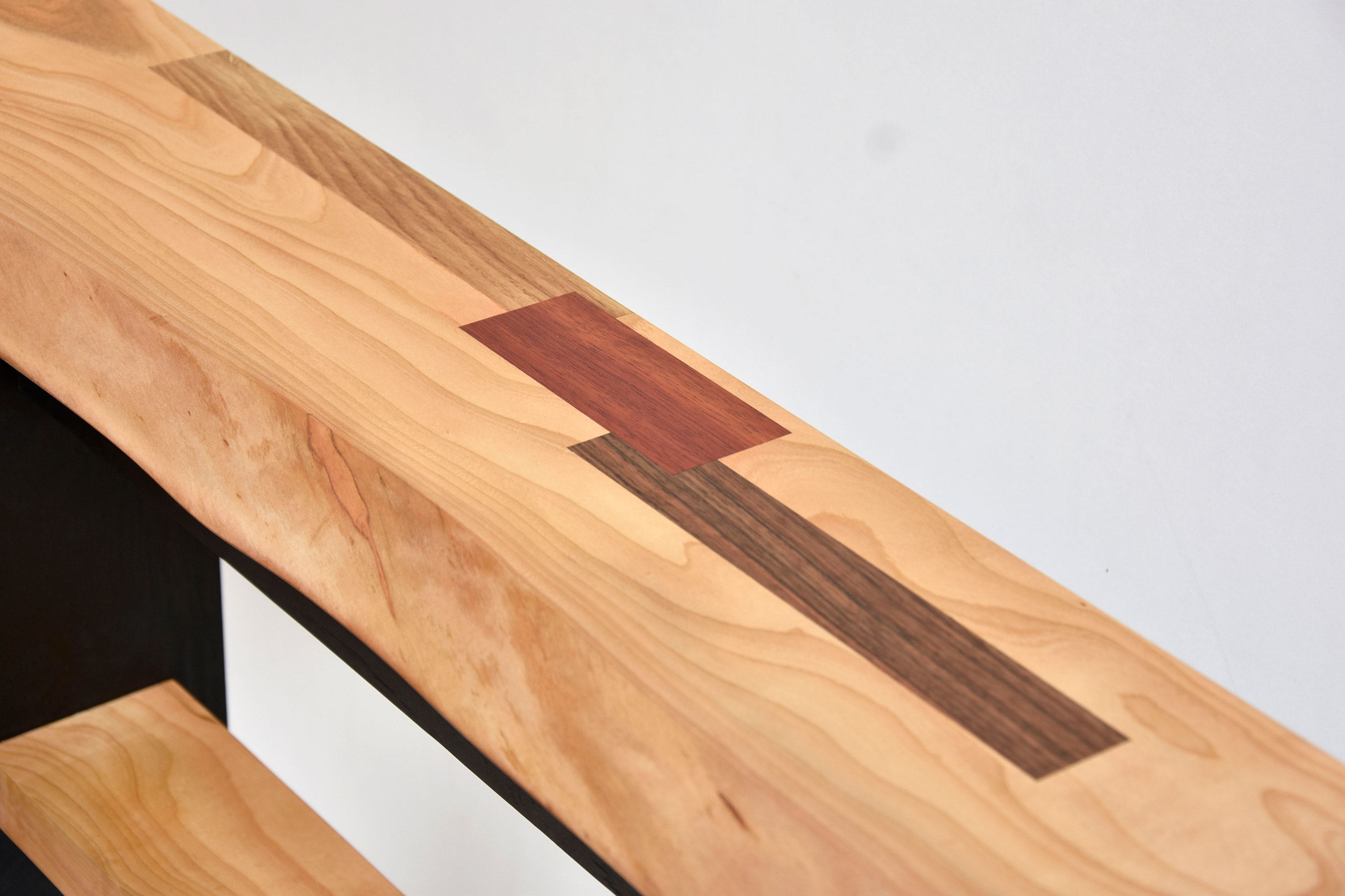 detal d'un plateau de bois de cerisier avec des inserts de marquetterie en bois exotiques