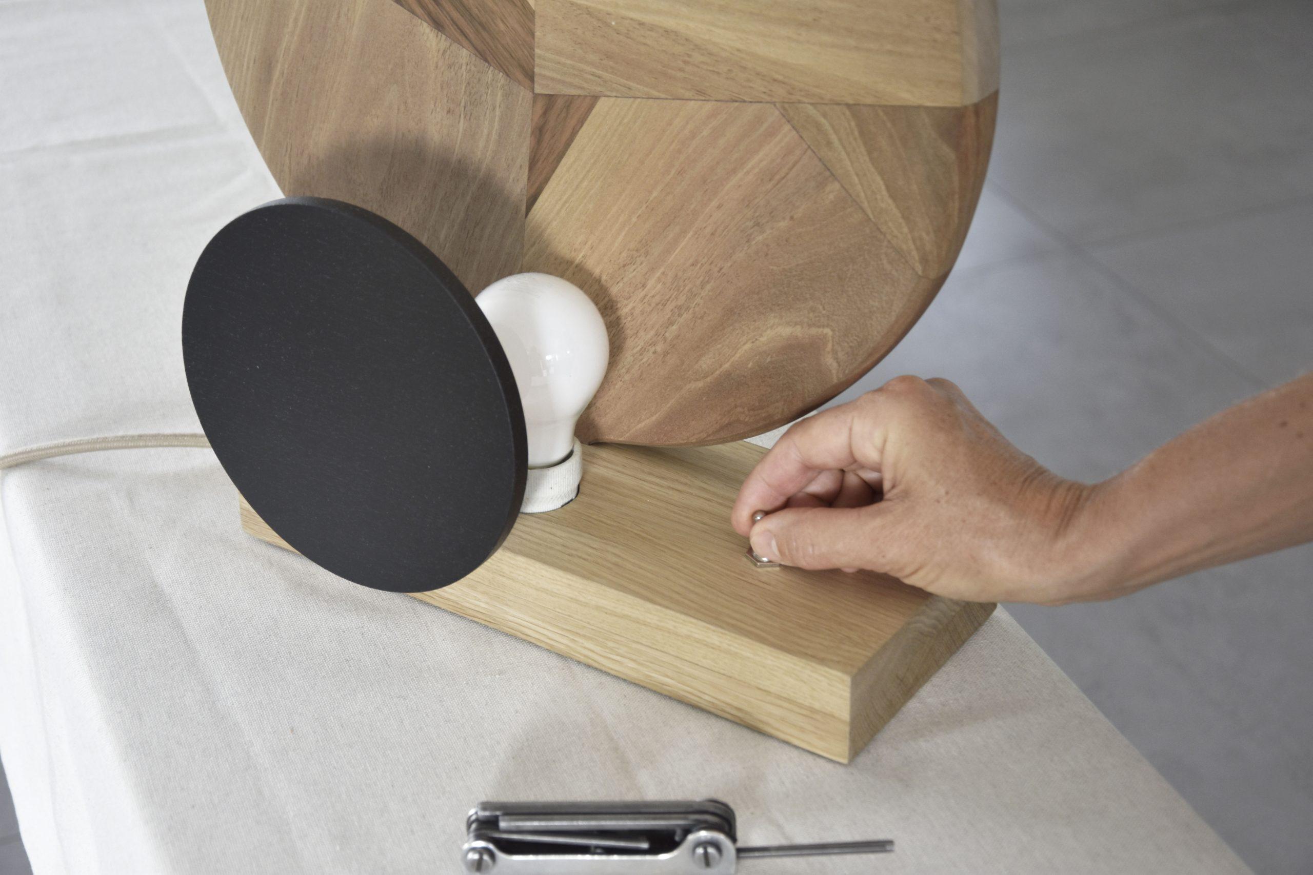Thomas Coup la fronde - lampe bois upcycling eclipe noyer