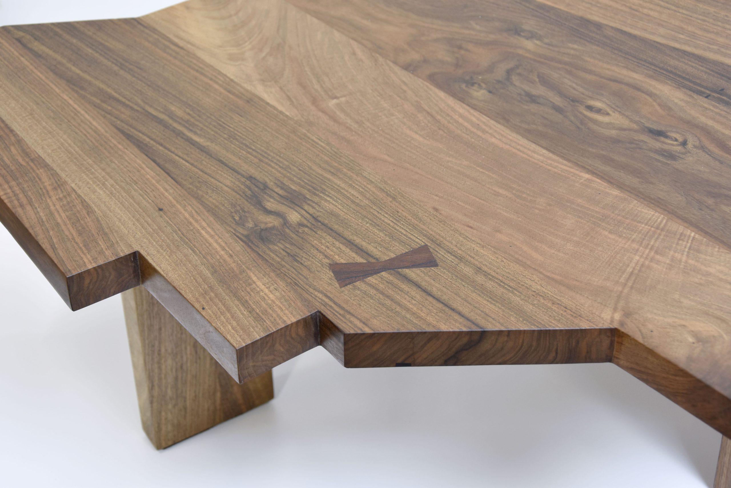 Thomas Coup la fronde - meuble bois table basse raw noyer