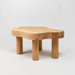 table brute et minimaliste aux formes originales fabriquée en bois clair