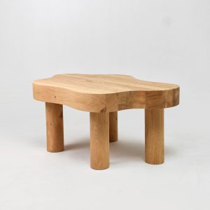 table brute et minimaliste aux formes originales fabriquée en bois clair