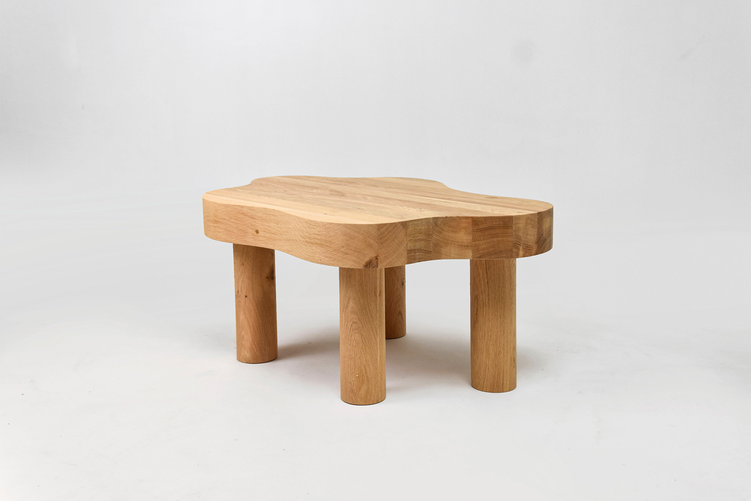 table brute et minimaliste aux formes originales fabriquée en bois clair