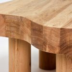 champs d'un plateau de table basse en bois massif avec des veines marquées