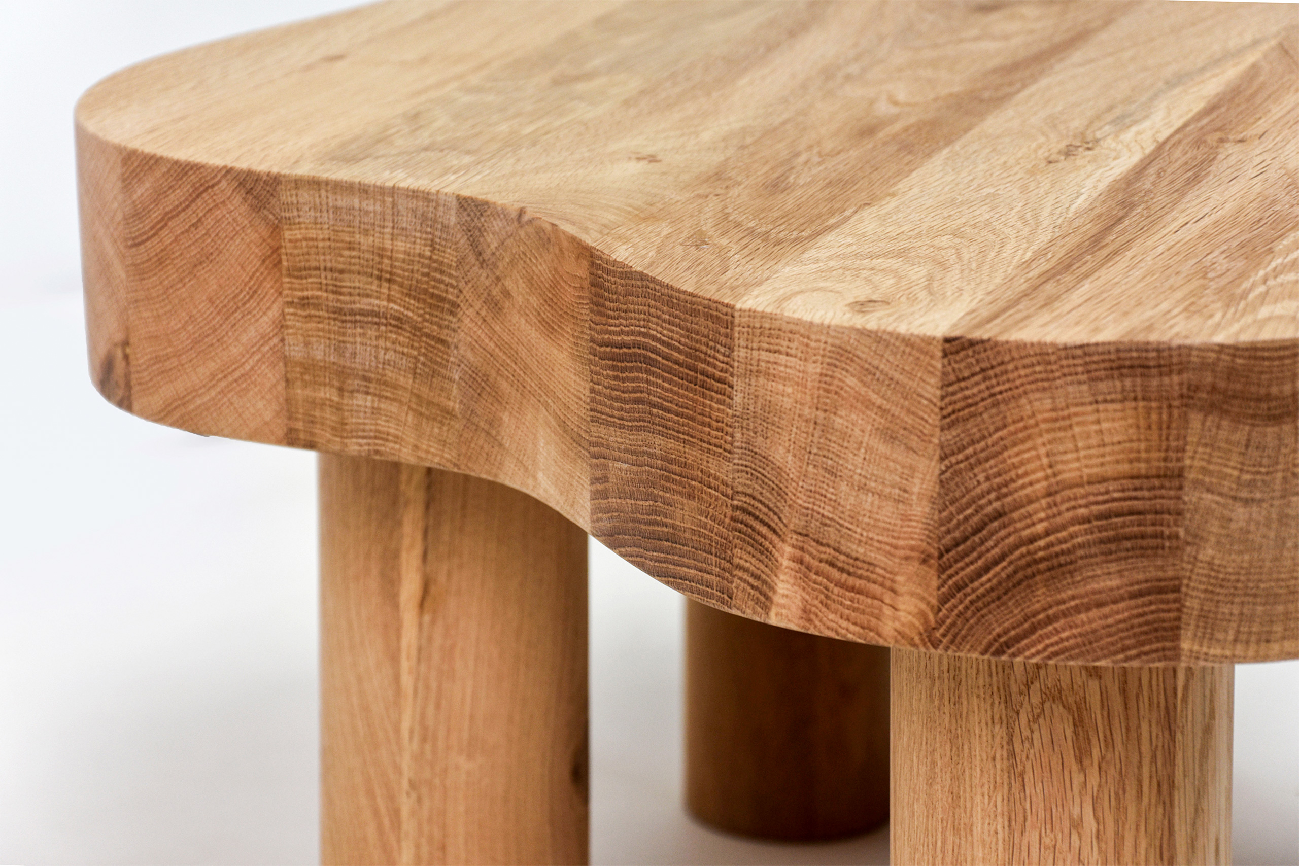 champs d'un plateau de table basse en bois massif avec des veines marquées