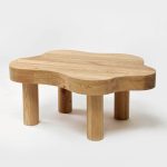 table brute et minimaliste aux formes originales fabriquée en bois clair