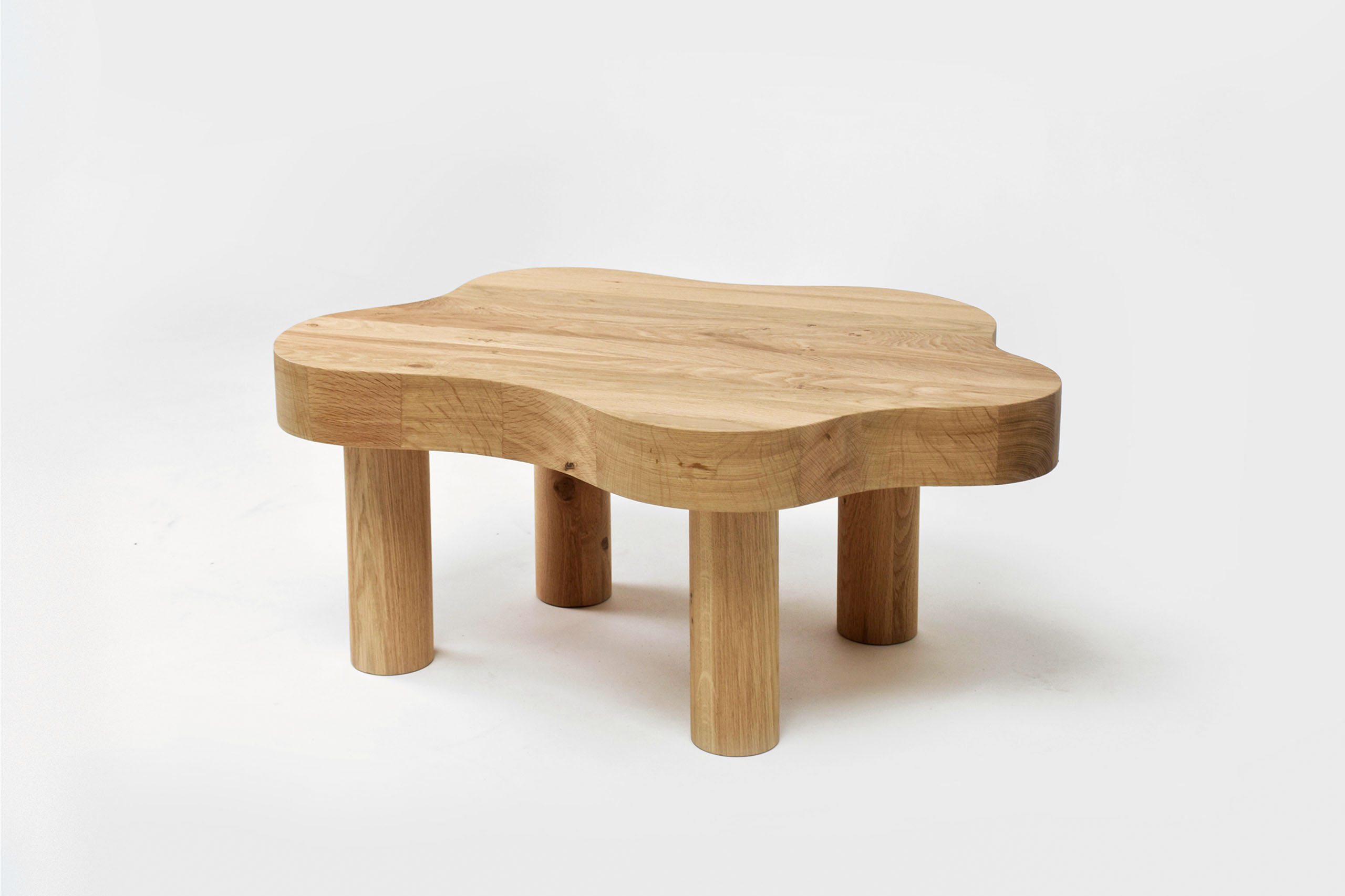 table brute et minimaliste aux formes originales fabriquée en bois clair