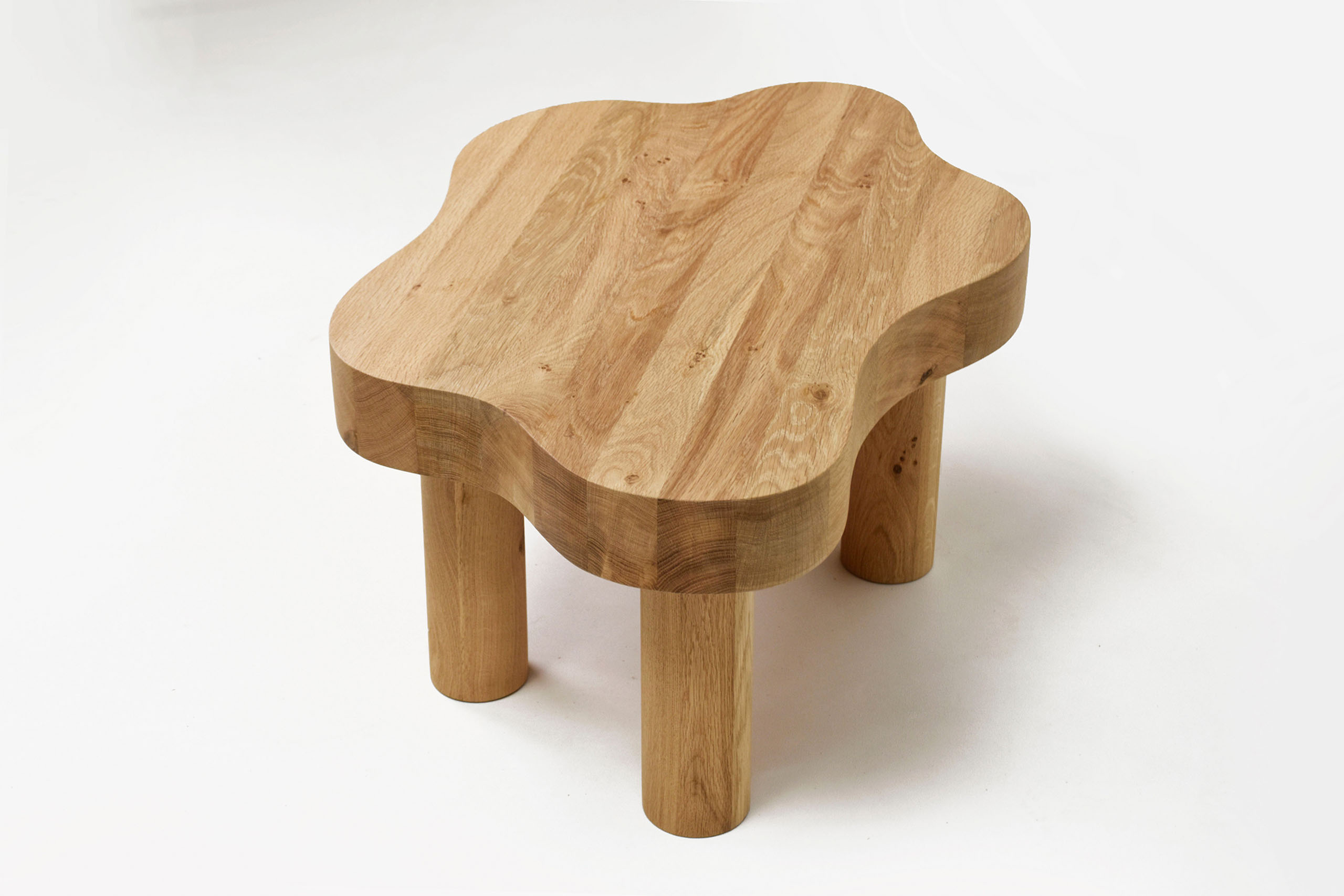 plateau de table basse massif pour un salon boho moderne