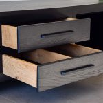 deux tiroires de meuble de salon en bois massifs et en bois teinté de noir