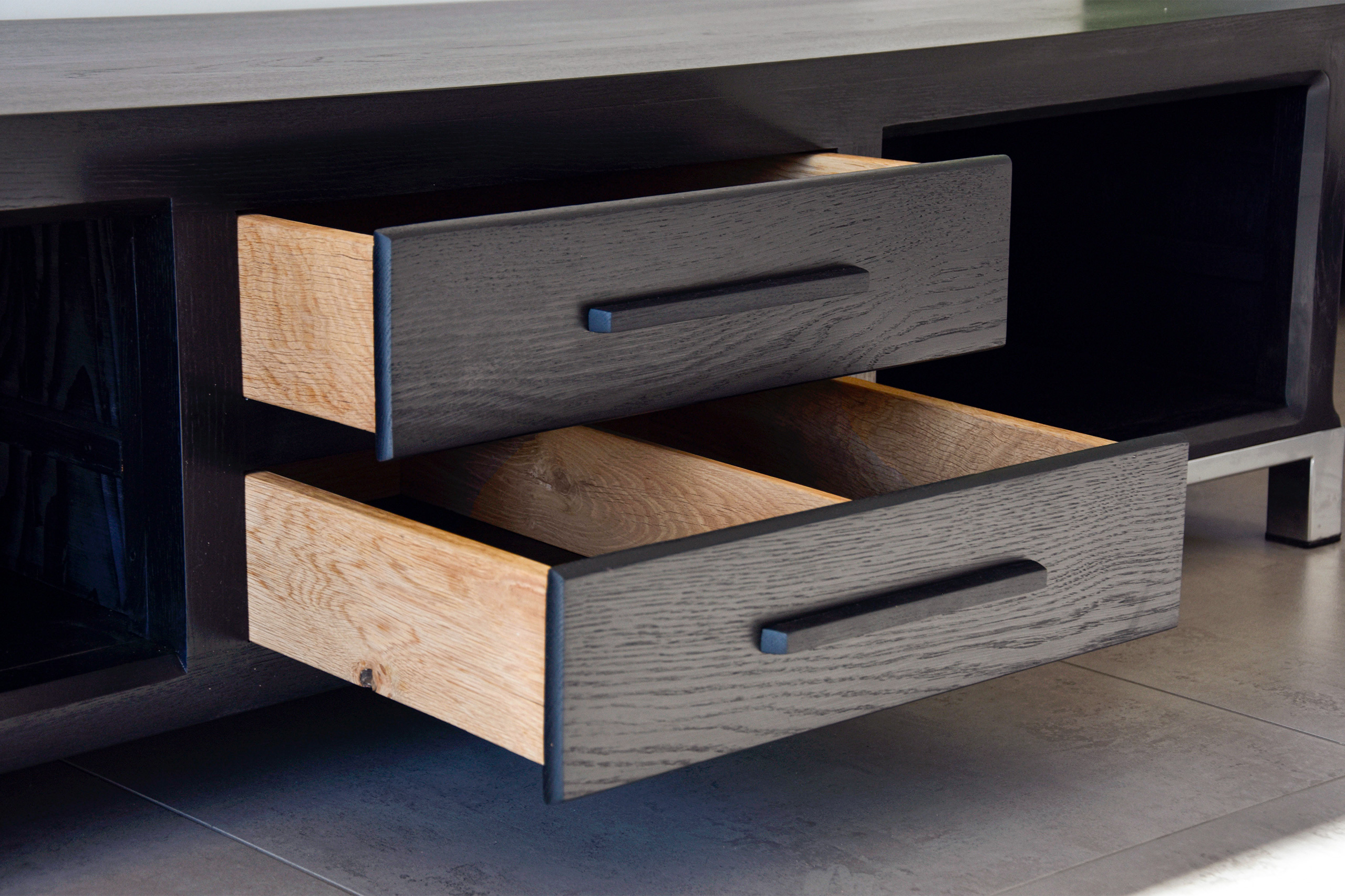 deux tiroires de meuble de salon en bois massifs et en bois teinté de noir
