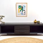 meuble de tv aux lignes moderne dans un salon minimaliste décoré avec des oeuvres d'art