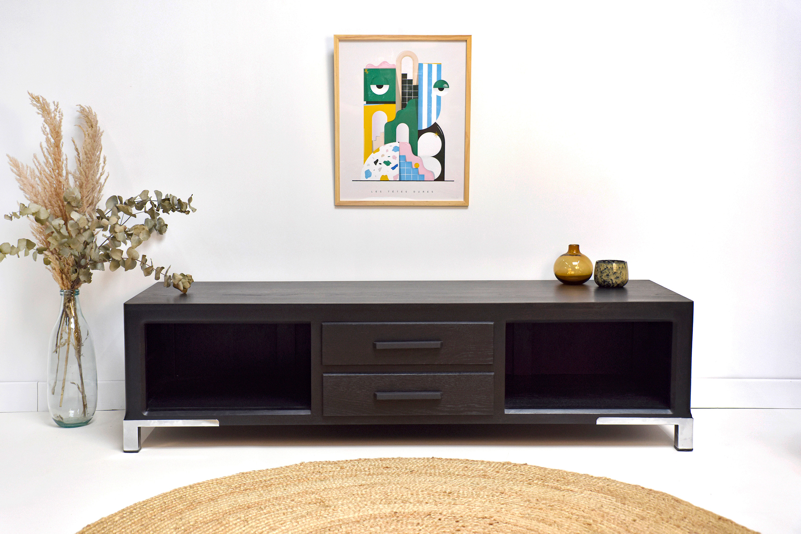 meuble de tv aux lignes moderne dans un salon minimaliste décoré avec des oeuvres d'art