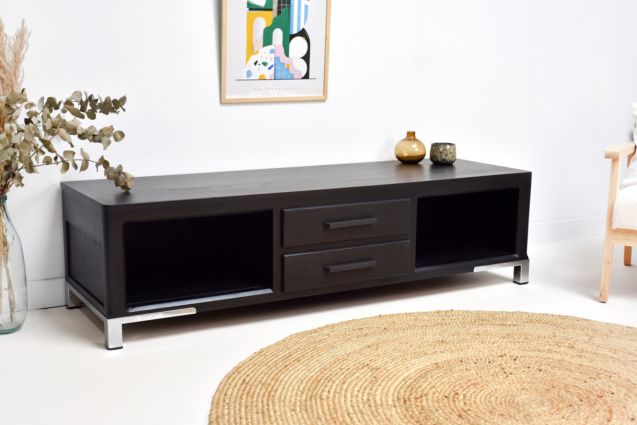 meuble de tv aux lignes moderne dans un salon minimaliste décoré avec de l'art