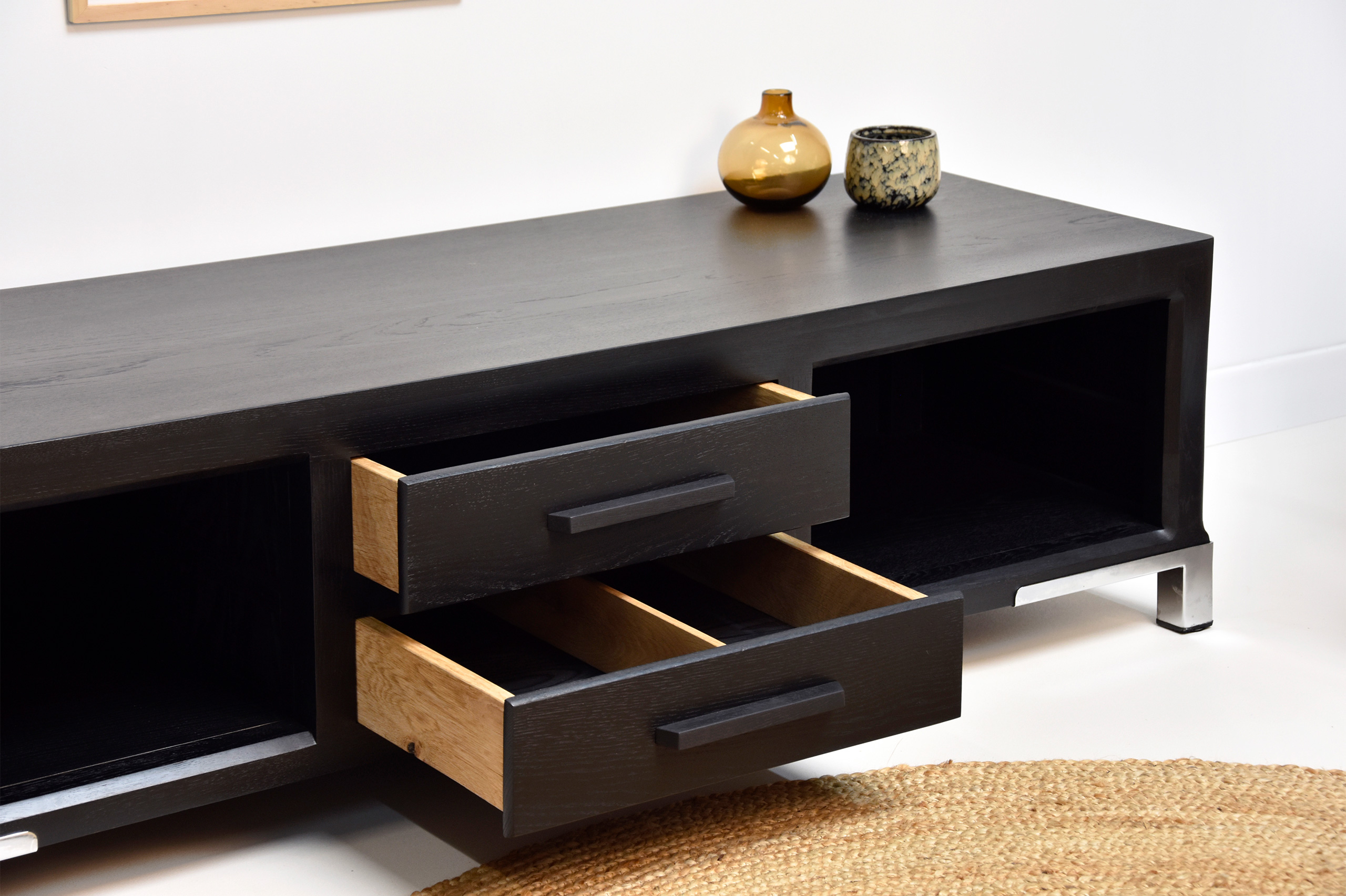 meuble de télé aux lignes moderne dans un salon minimaliste