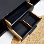 deux tiroires de meuble de salon en bois massifs et en bois teinté de noir