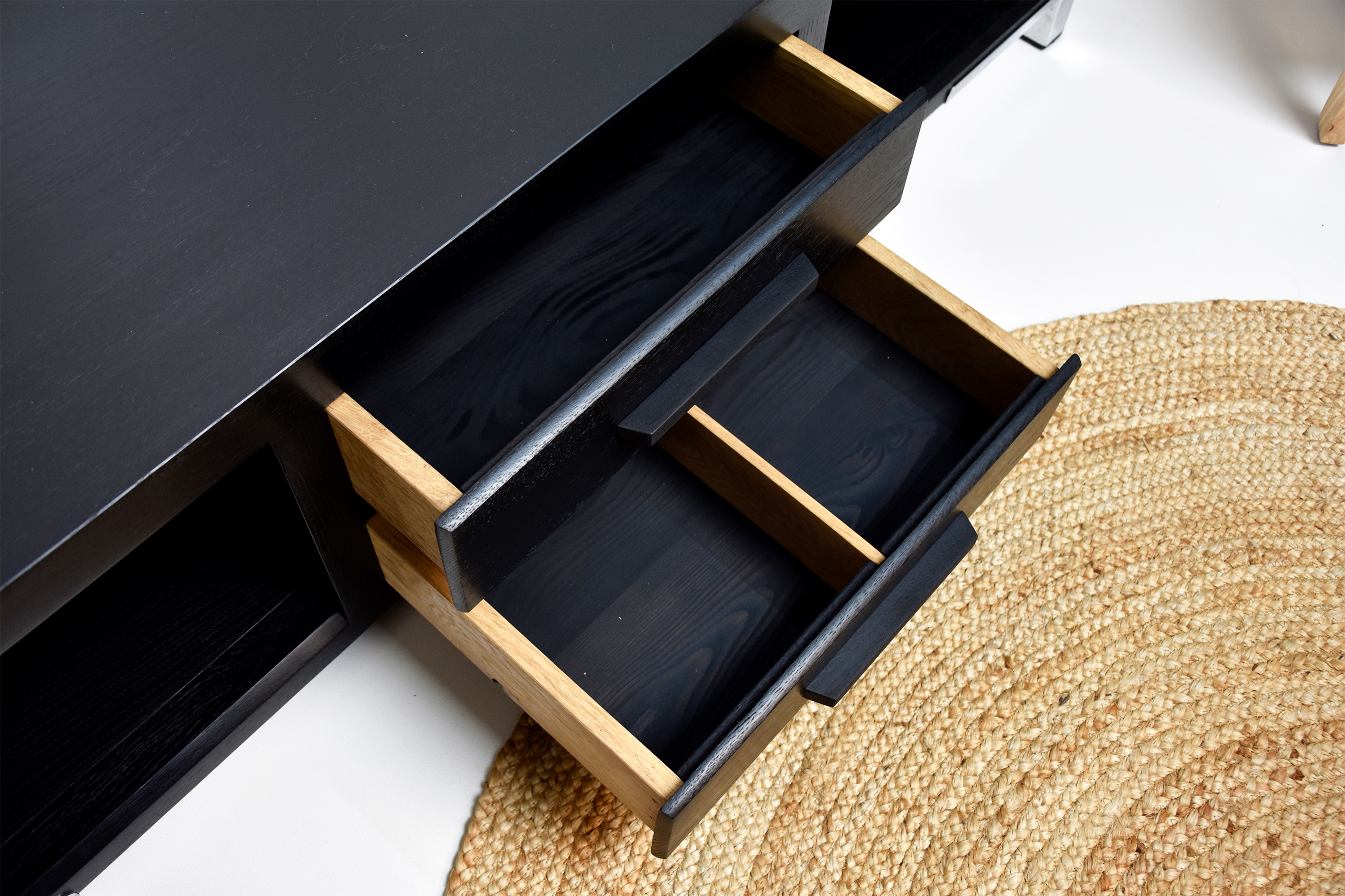 deux tiroires de meuble de salon en bois massifs et en bois teinté de noir