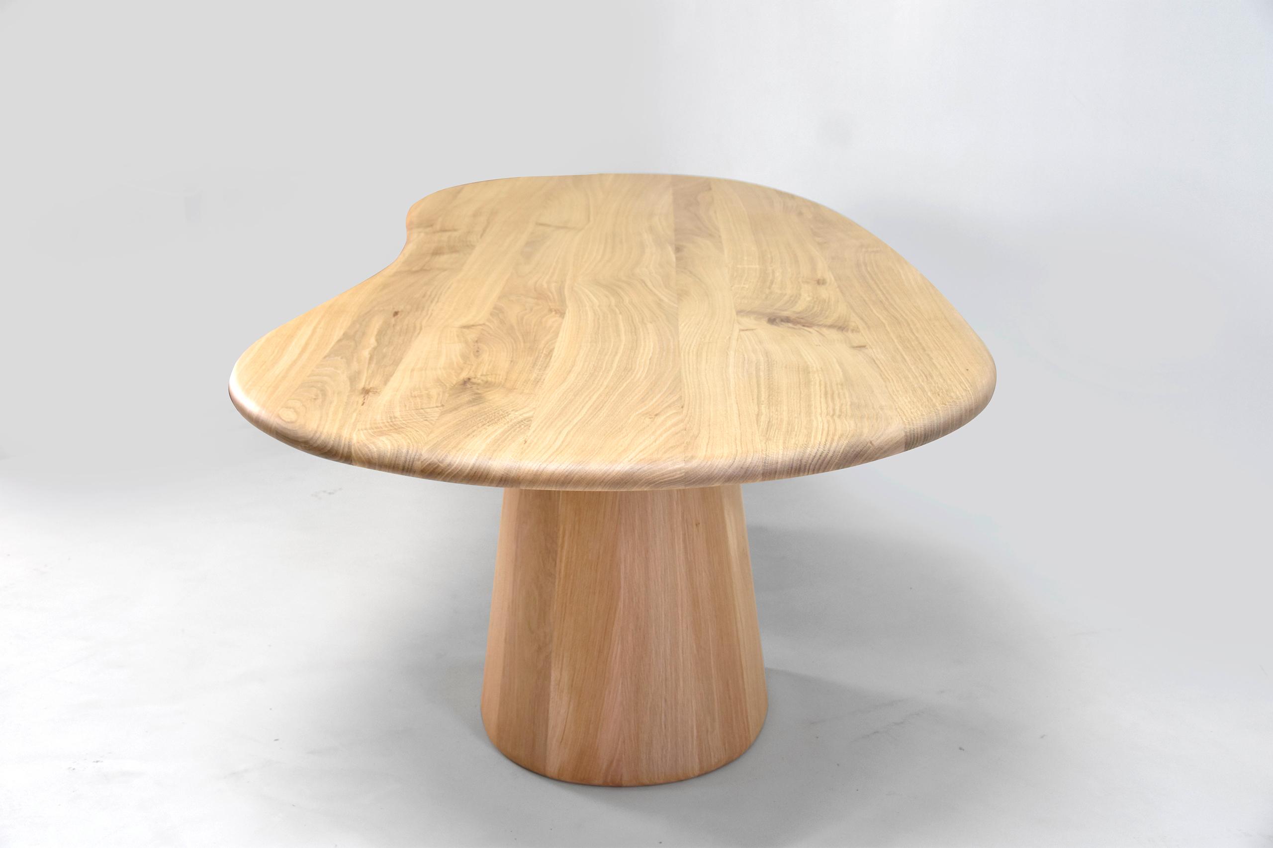 table haut de gamme en chêne massif pour une décoration unique et natrelle