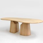 grande table de salle à manger aux tons de bois clair et au design sculptural pour une décoration d'intérieur unique