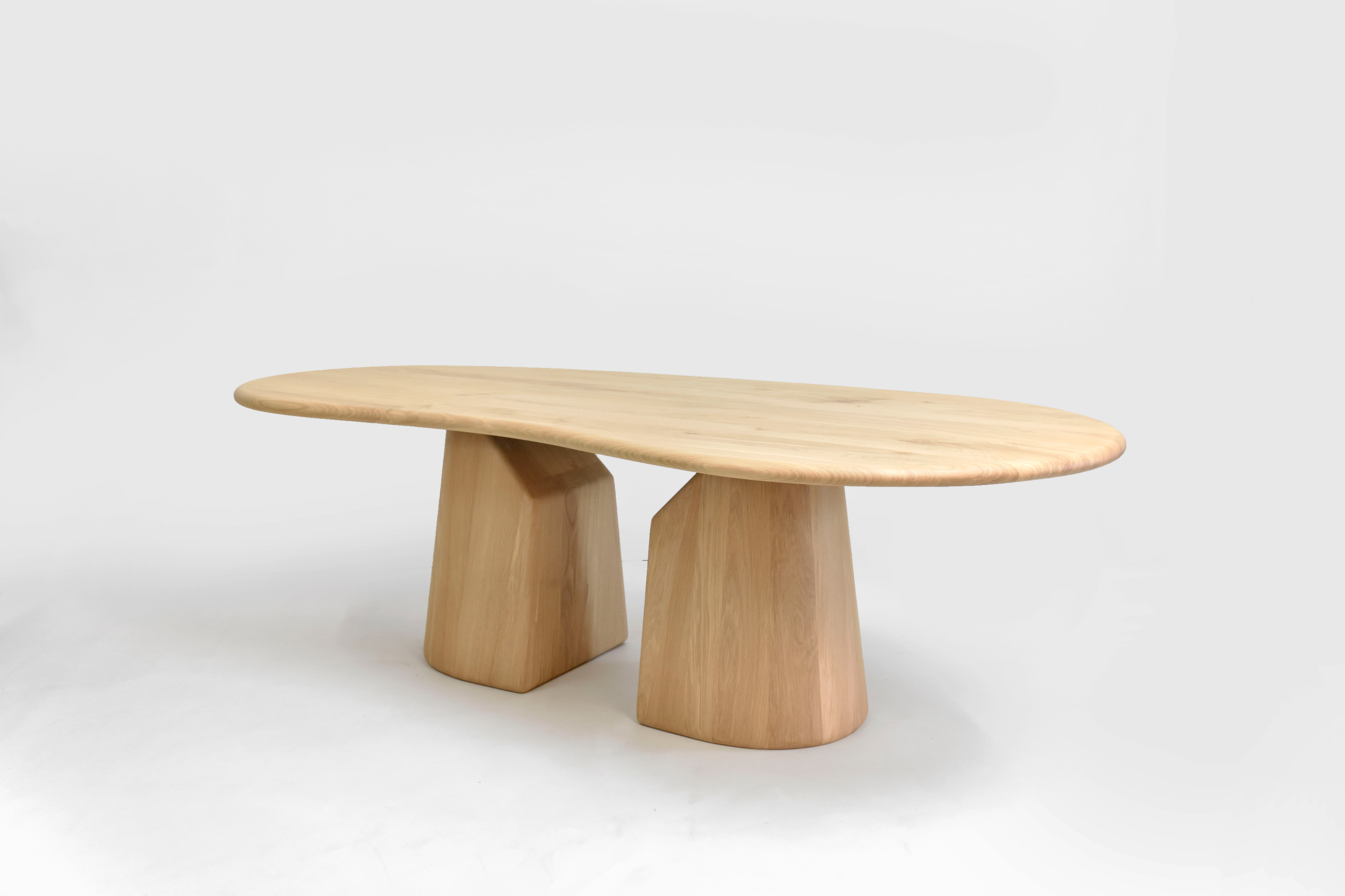 grande table de salle à manger aux tons de bois clair et au design sculptural pour une décoration d'intérieur unique