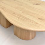 plateau de table haut de gamme avec une finition satinée et un bord arrondi en bois clair