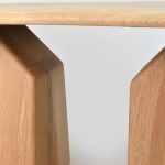 détail du travail artisanal sur une table de salon au design moderne et exclusif