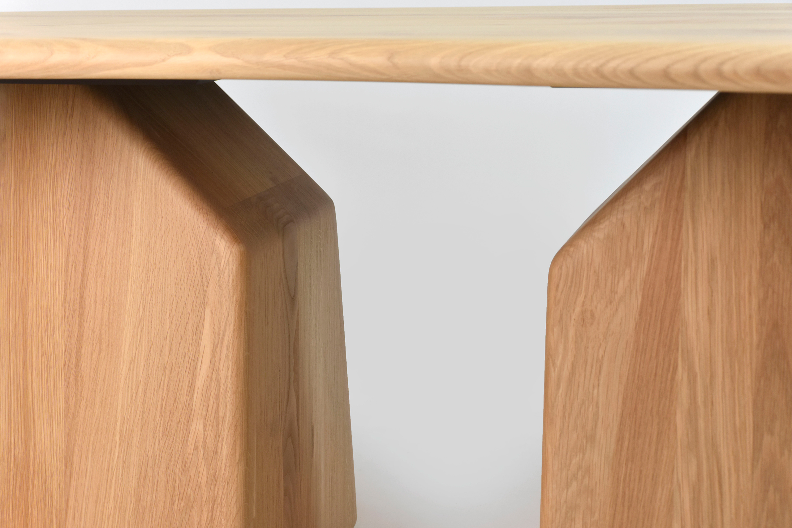 détail du travail artisanal sur une table de salon au design moderne et exclusif