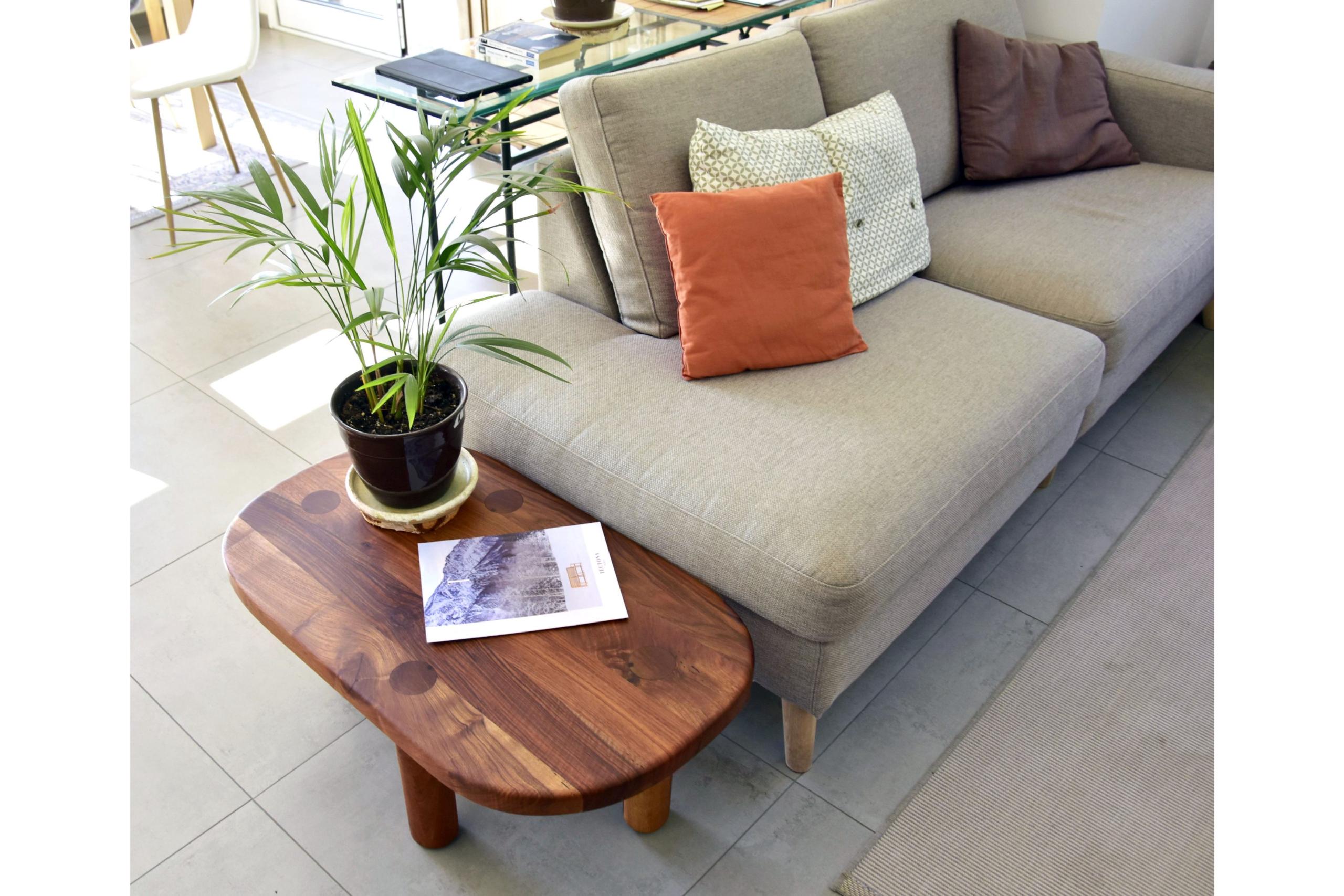 Thomas Coup la fronde - upcycling meuble table basse noyer galet